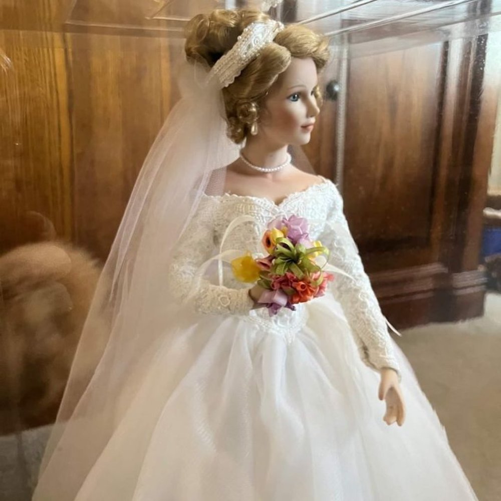Beautiful Ashton Drake Bride Doll w/case - Picture 2 of 2